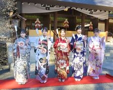 2026年1月8日に行われた乃木神社での乃木坂46「成人式」。 （左から）瀬戸口心月、奥田いろは、菅原咲月、五百城茉央、愛宕心響。愛宕、瀬戸口が「6期生」として初めて参加。