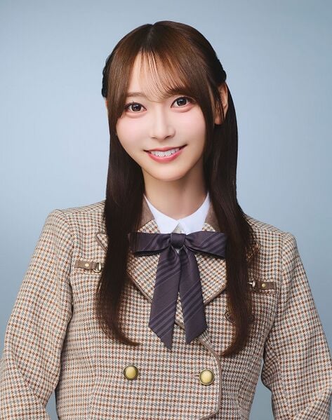 ファイル:2025年乃木坂46プロフィール 弓木奈於 3.jpg