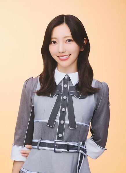 ファイル:2026年日向坂46プロフィール 小西夏菜実 3.jpg