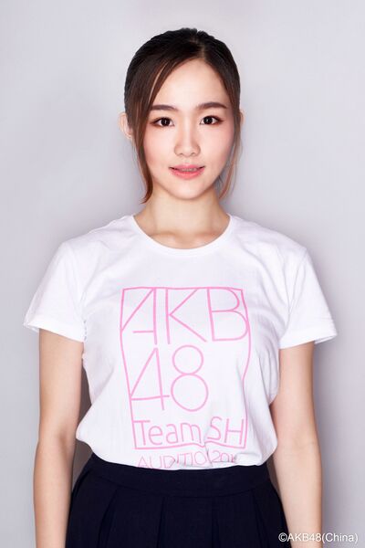 ファイル:2018年AKB48 Team SHプロフィール 翟羽佳.jpg