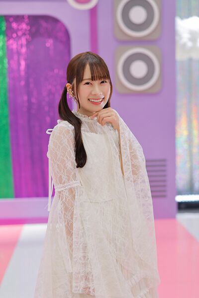 ファイル:2025年13th Single ひなた坂46 LIVE プロフィール 石塚瑶季.jpg